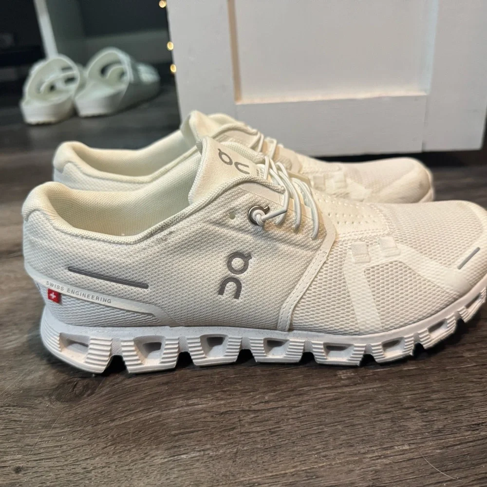 On Running White Athletic Shoes with Cloud Cushioning - Picture 7 of 8